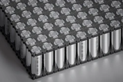Metallic battery module with grid of cylindrical cells and modular connectors