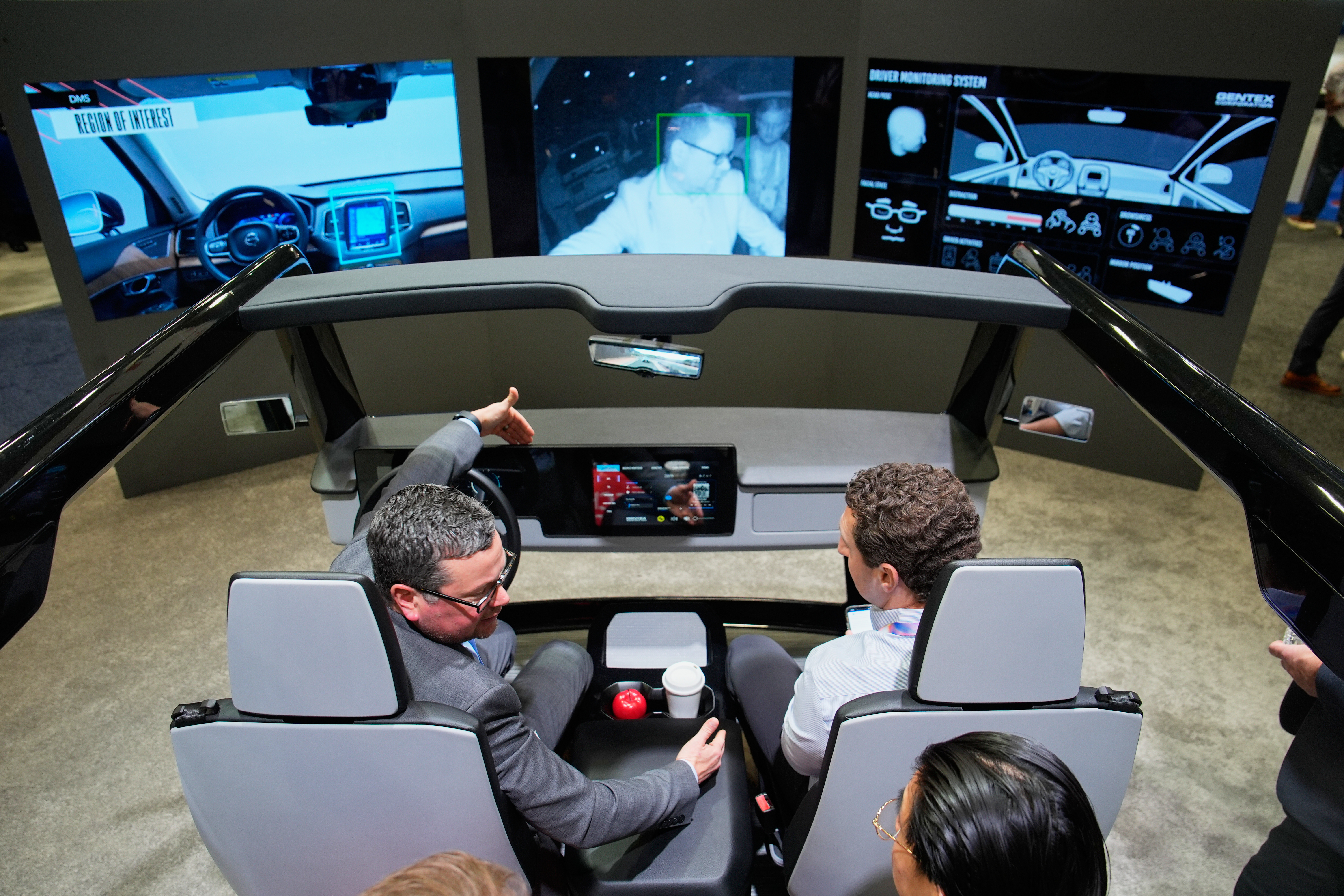 Advanced driving simulator with multiple screens and control panels